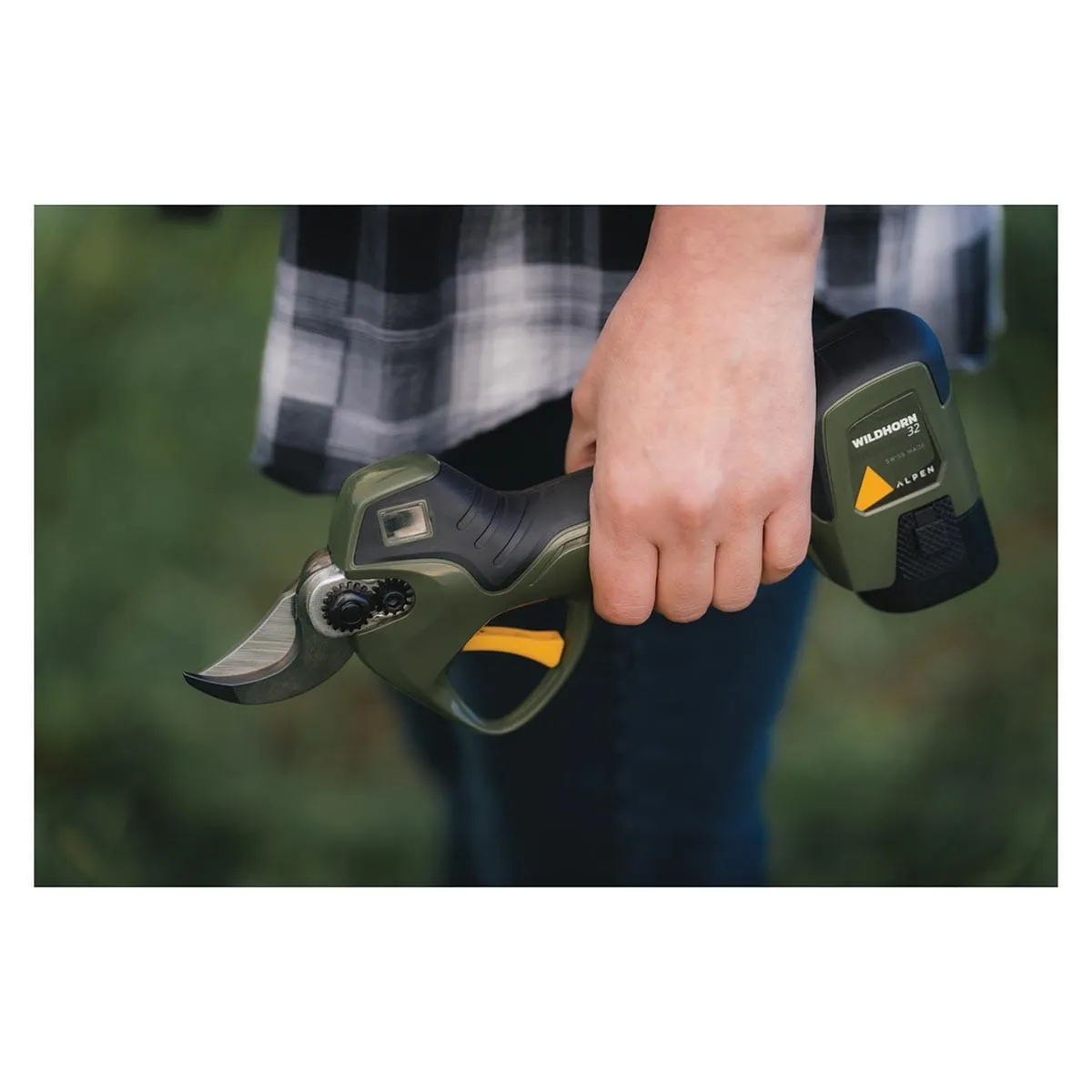 Alpen Wildhorn 32 Electric Pruning Shear Kit with 3 Batteries and Powerpack